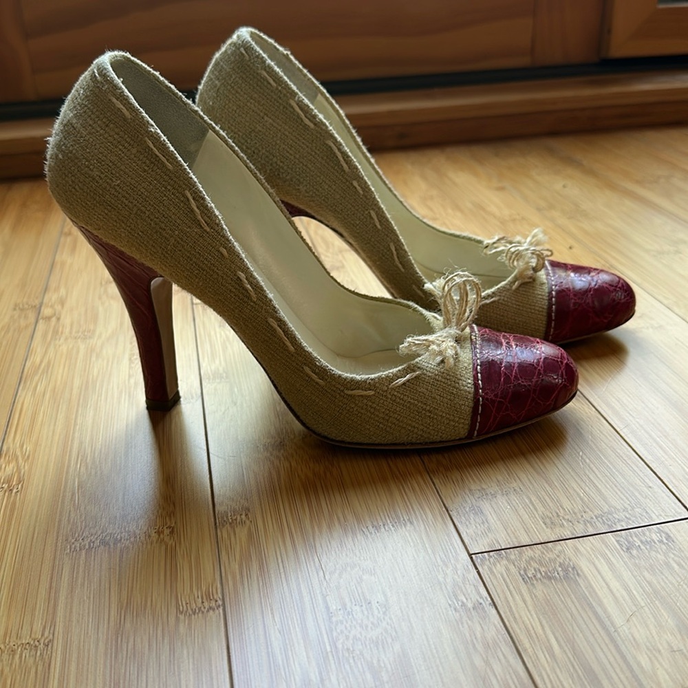 Prada heels size 40 EUC  hardly worn.